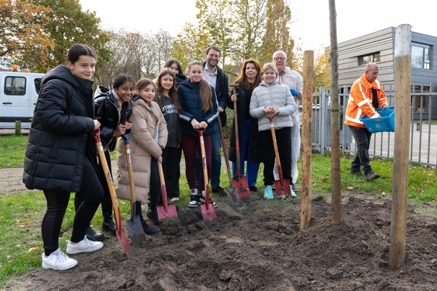Bericht Haagse leerlingen planten bomen op Boomfeestdag bekijken